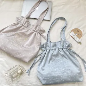 Bolso de hombro de satén con lunares de estilo coreano con bordado floral para uso diario.