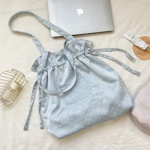 Bolso de hombro de satén con lunares estilo coreano con bordado floral y cordón ajustable.