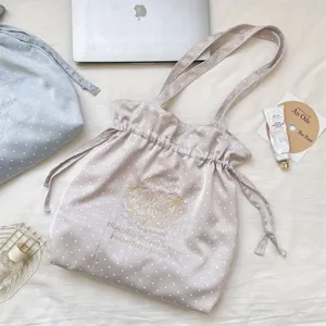 Elegante bolso de satén con lunares de estilo coreano, bordado floral y cierre de cordón.