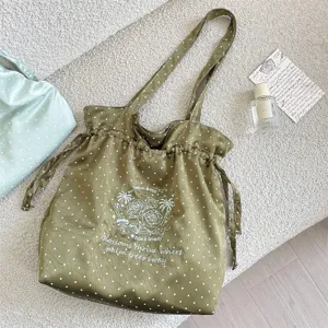 Bolso de hombro de satén con lunares de estilo coreano con bordado floral y diseño.
