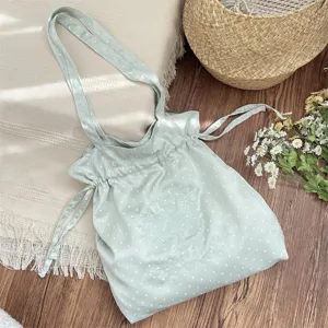 Bolso tote de satén verde menta con lunares estilo coreano con bordado floral delicado.