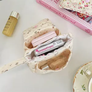 Blumen Kord Kosmetiktasche, süße Make-up Tasche mit Klappe und Herzschnalle für den Alltag.