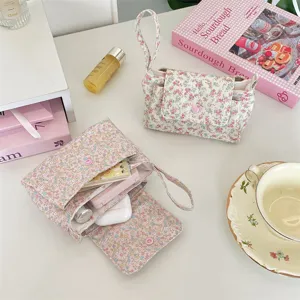 Blumenmuster Kosmetiktasche mit Herzknopf und Klappdeckel für kleine Alltagsgegenstände.