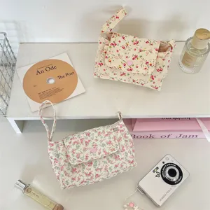 Floral Kosmetiktasche Detailansicht, süßes Herz-Design für Make-up und kleine Alltagsutensilien.