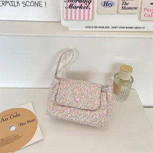 Rosa Kosmetiktasche mit Blumenmuster, süßem Herzknopf und Handschlaufe für den Alltag.
