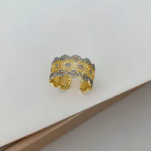 Primer plano del anillo de circonita de encaje de malla, accesorio de diseño calado lujo.