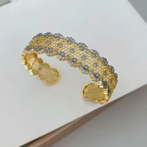 Primer plano detallado del ancho brazalete rígido de encaje en panal con brillantes circonitas.