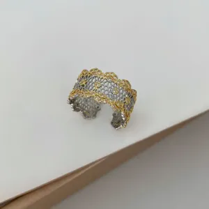 Anillo ancho calado de encaje en panal de abeja bicolor elegante con circonitas brillantes