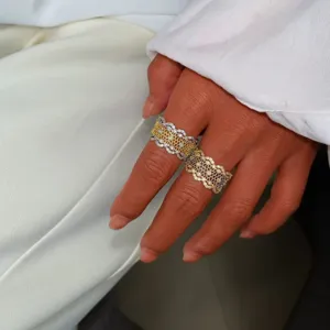Lujo hueco encaje circon anillo conjunto, elegante malla diseño mano usado principal producto.