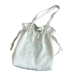 Bolso de hombro de satén con lunares de estilo coreano con bordado floral y cordón ajustable.