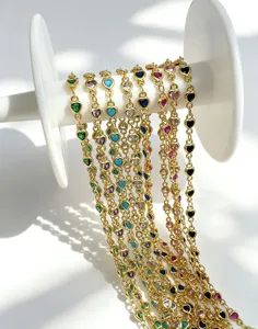 Primo piano dettagliato di catene in zircone a cuore colorato, accessori per gioielli.