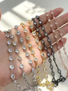 Catene con zirconi cubici per creazione di gioielli in vari colori metallici dettagli.