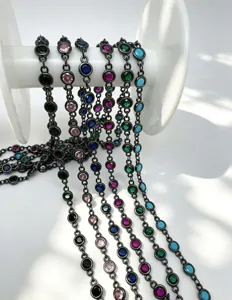 Detailansicht der bunten Zirkon Lünetten DIY Kette, schwarz vergoldete Schmuckfundstücke.