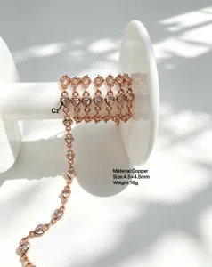 Migliora i tuoi gioielli fai-da-te con questa dettagliata catena in zircone a cuore oro rosa.