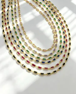 Gros plan détaillé de chaînes en laiton à zircon carré coloré, idéal pour les bijoux DIY.