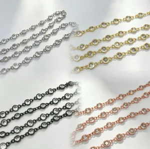 Primo piano di catena per gioielli fai da te con zirconi scintillanti, vari colori.