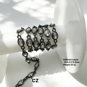 Detailansicht der Kupfer Zirkonia Kette, perfektes schwarzes Schmuckmaterial.