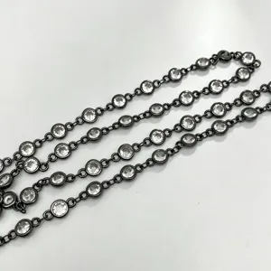 Dettaglio catena metallo e cristallo zircone, accessorio gioielli fai da te e catena per abbigliamento.