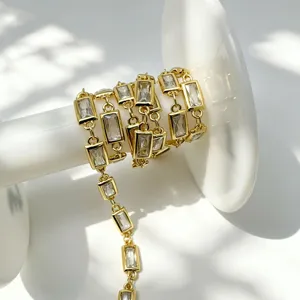 Chaîne de zircon rectangulaire dorée en gros plan, idéale pour créer des bijoux DIY faits main.