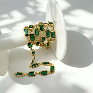 Vue détaillée d'accessoire de bijoux DIY avec chaîne en zircone verte carrée plaquée or.