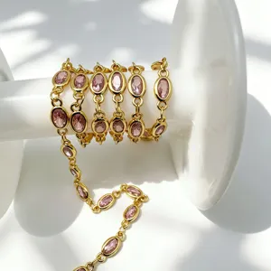 Detailansicht der DIY-Schmuckherstellung vergoldete rosa Zirkon ovale Steinkette Material.