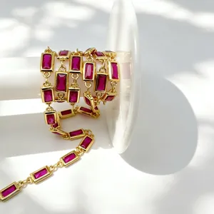 Chaine plaquee or DIY avec pierres de zircone magenta rectangulaires pour bijoux.