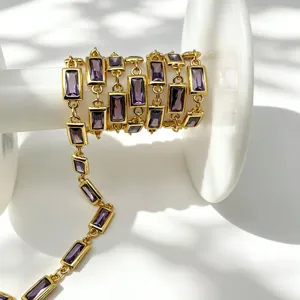 Vue détaillée de la chaîne en zircon violet rectangulaire plaquée or, parfaite pour bijoux DIY.