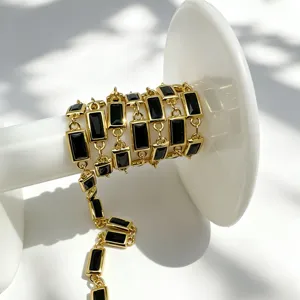 Détail de chaîne dorée avec zirconias noirs, matériau pour bijoux DIY en laiton.