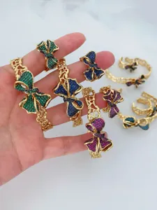 Luxus Strass Schleife Schmuck Set mit Vintage Gold hohlen Armbändern und bunten Zirkonringen.