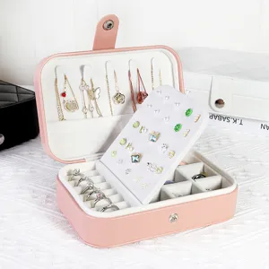Roze PU lederen sieradendoos met vakken, multifunctionele organizer voor kettingen en ringen.