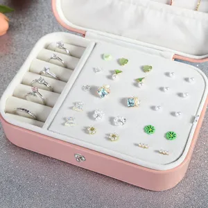 Roze PU leer sieradendoos met vakken, ringgleuven en diverse leuke oorknopjes display set.