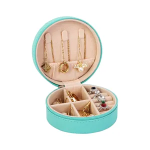 Joyero redondo portátil de cuero con múltiples compartimentos para anillos y collares