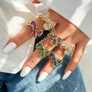 Wunderschönes mehrfarbiger Zirkon Schleife Goldringe Set, elegante Damenschmuck Mode.
