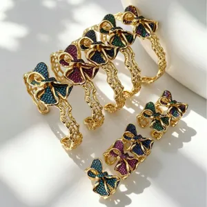 Wunderschönes vergoldetes Schleifen-Armreif- und Ring-Set mit bunten Zirkonia.