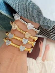 Bracelet manchette cœur bicolore or et argent avec zircone éclatante, design empilable.