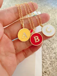Vergoldete Buchstaben Anhänger Halskette Set mit bunter Emaillierung und funkelnden Steinen.