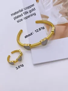 Elegant bracelet manchette et bague en cuivre dore avec des zircons etincelants.