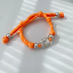 Oranger geflochtener Seilarmband mit Metallperlen und schickem Ankergliedverschluss für Stil.