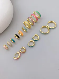 Nahaufnahme der bunten emaillierten Creolen, die exquisite vergoldete Handwerkskunst zeigen.