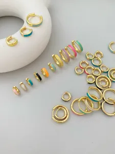 Vergoldete kleine bunte Emaille Creolen, minimalistische geometrische Ohrringe Schmuck.