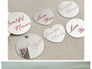 Pezzi di specchio decorativi con testo in inglese per bouquet di fiori e scatole.