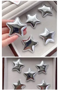 Primo piano dettagliato di toppe in pelle a stella 3D argentata lucida per decorazioni.