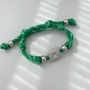 Gruenes geflochtenes Armband mit Silberperlen und Glitzer Anker Anhaenger fuer Damen.
