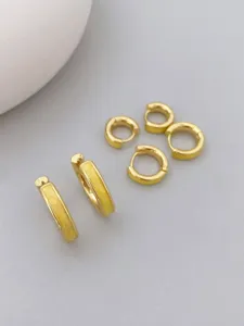 Detailansicht vergoldete Emaille Creolen, minimalistische gelbe runde Ohrringe fuer Damen.