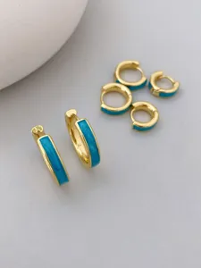 Vergoldete blaue Emaille Creolen Detailansicht, minimalistischer schicker Alltagsschmuck.