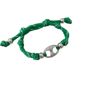 Grünes geflochtenes Armband mit Strass Schäkel Verschluss und silbernen Perlen. Modischer Schmuck.