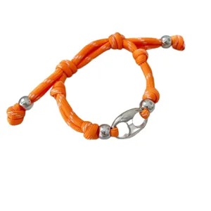 Leuchtendes orangefarbenes geflochtenes Armband mit Silberperlen und Verschluss für Damen.