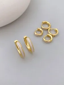 Vergoldete weiße Emaille Creolen Detailansicht, minimalistischer schicker Damenschmuck.