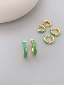 Nahaufnahme Detailansicht der minimalistischen 18K vergoldeten grünen Emaille Ohrringe.