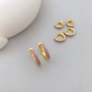 Vergoldete lila Emaille Creolen Set, schicke kleine runde Huggie Ohrringe fuer Damen Schmuck.
